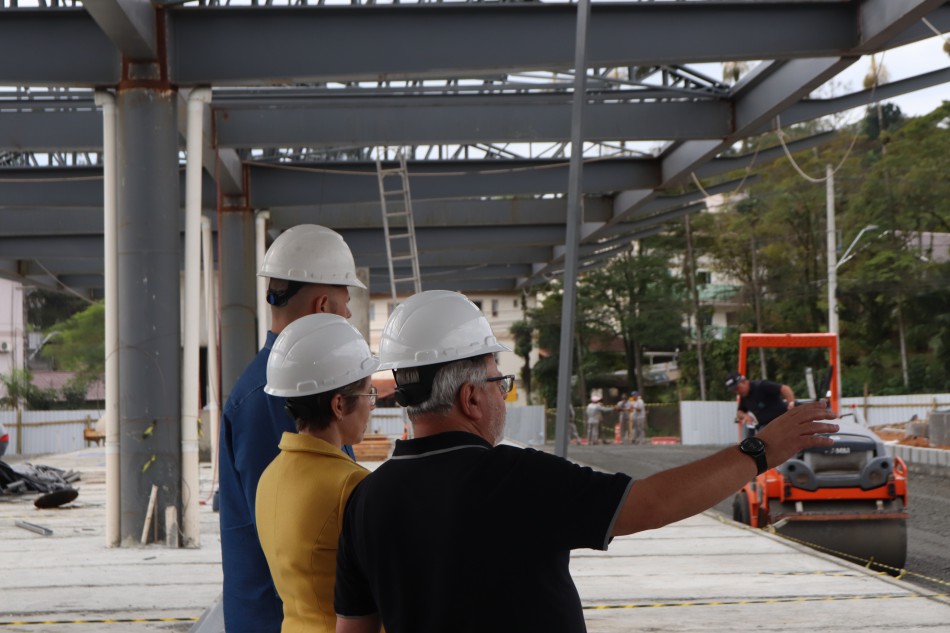 Prefeita em exercício vistoria obras municipais 