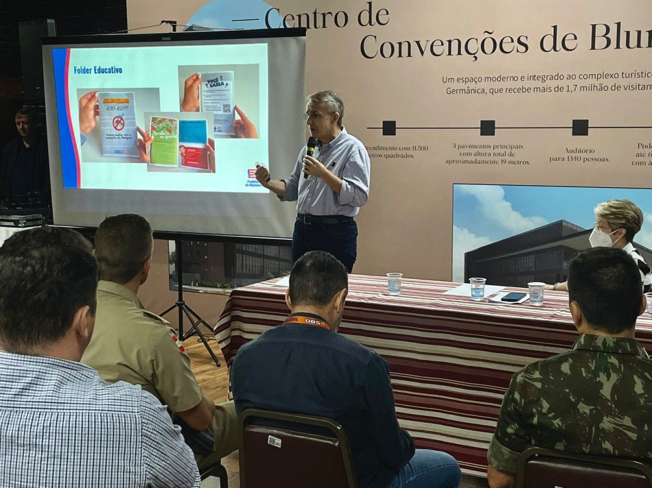 Prefeito de Blumenau reúne colegiado para discutir ações de combate à Dengue