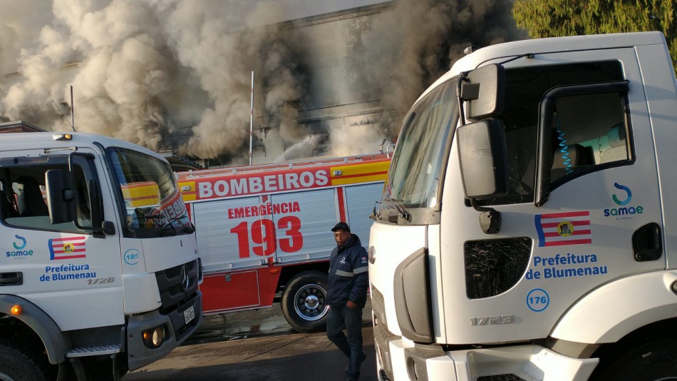 Prefeitura de Blumenau auxilia no combate ao incêndio em fábrica no Salto do Norte