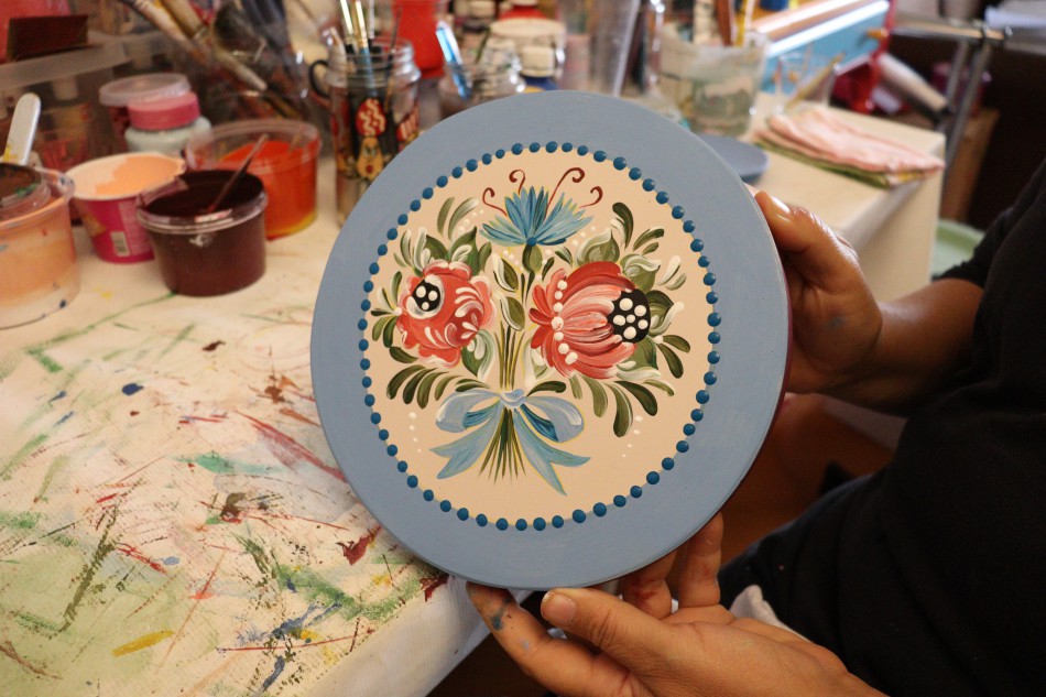 Sandra Bugmann ensina técnicas da pintura Bauernmalerei