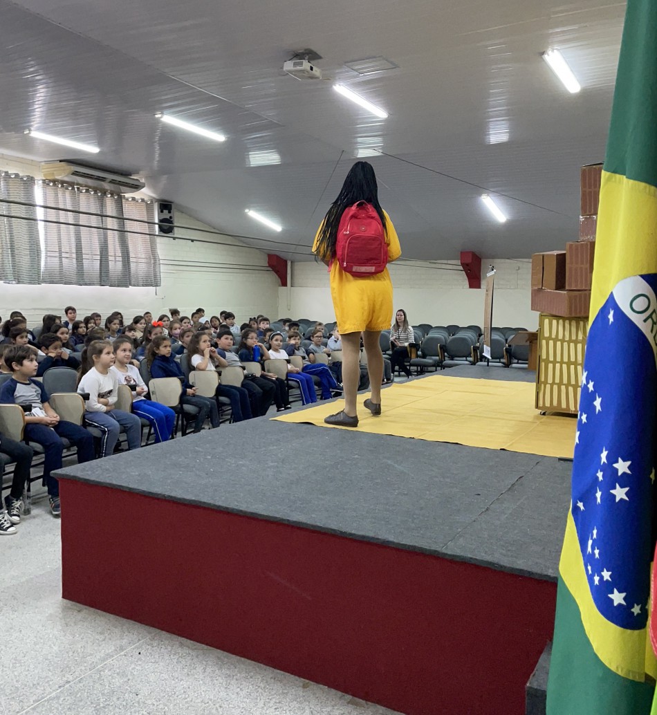 "Aquelas Que Moram Nela" faz sucesso nas escolas de Blumenau e Indaial