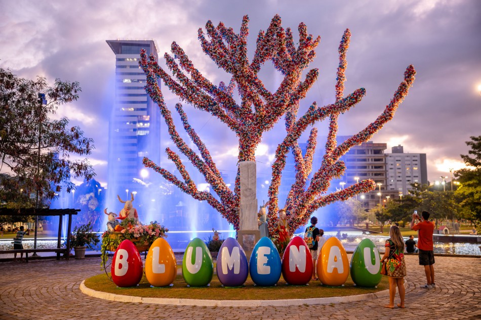 Blumenau celebra a Páscoa com decoração temática no Parque Ramiro Ruediger