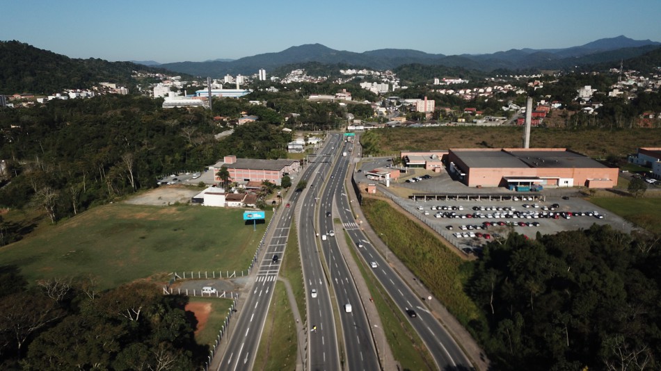 Seurb realiza substituição do gramado de canteiro central do Complexo do Badenfurt