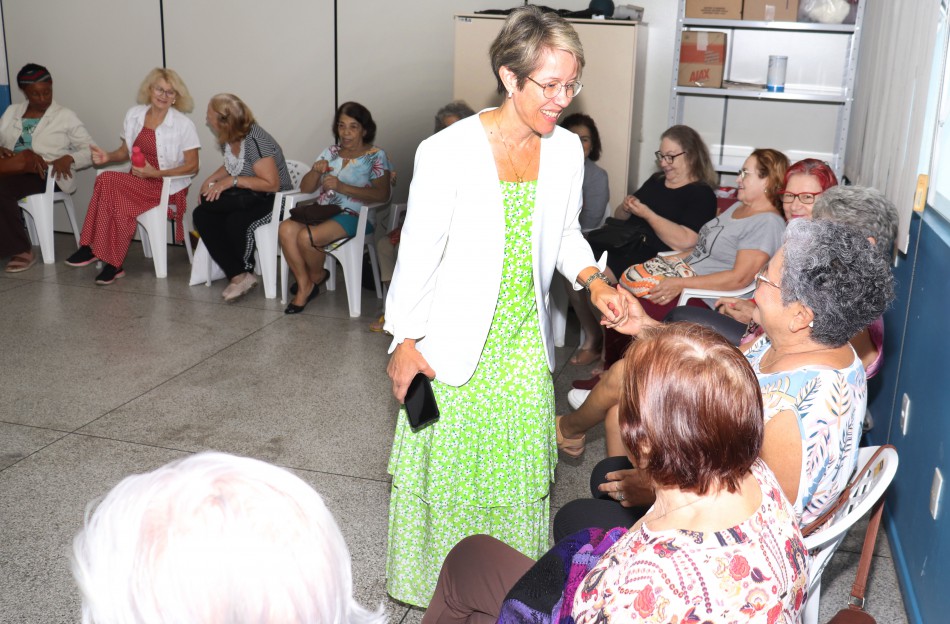 Vice-prefeita participa de roda de conversa com alunas da Pró-Família