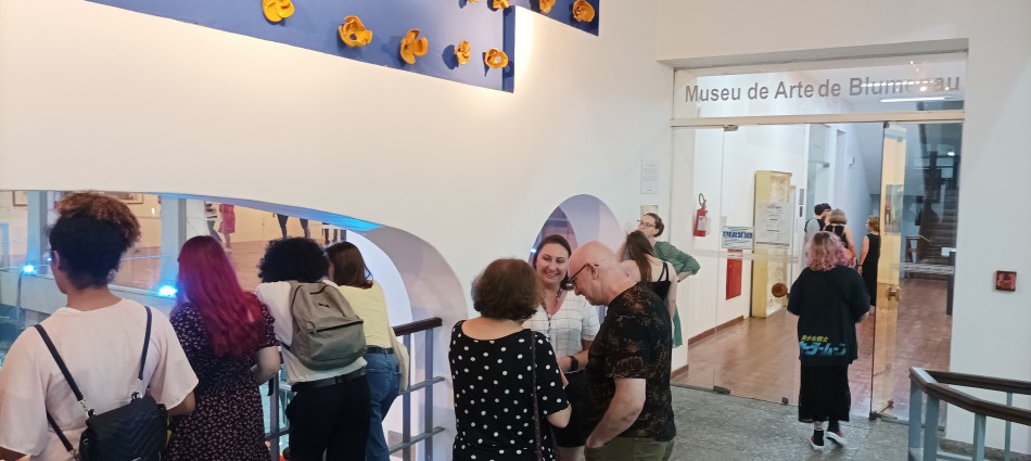 Público lota salas expositivas do MAB na abertura da temporada