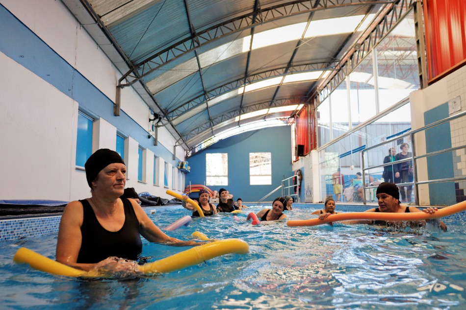 Piscina da Pró-Família é reaberta após reforma e volta a atender cerca de 1 mil idosos