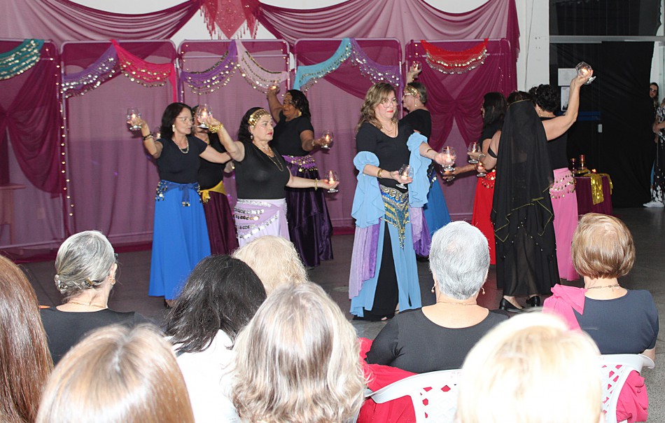 Alunas de dança do ventre se apresentam na Pró-família