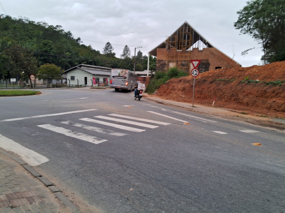 Samae de Blumenau realiza interligação de rede de adução na Rua Frederico Jensen