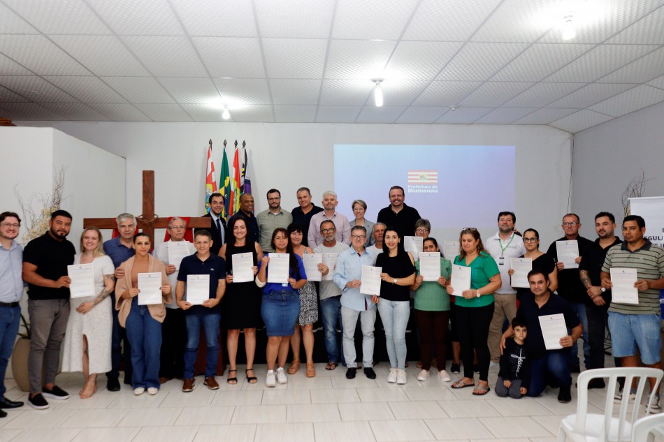 Moradores do Loteamento Bom Jesus recebem a certidão de regularização fundiária