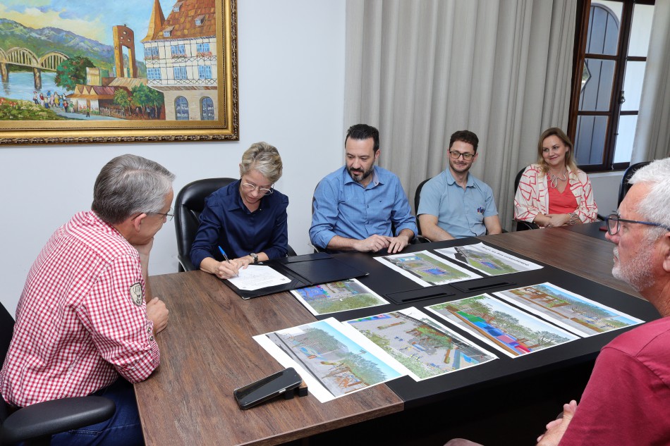 Prefeitura dá ordem de serviço para nova praça no Passo Manso