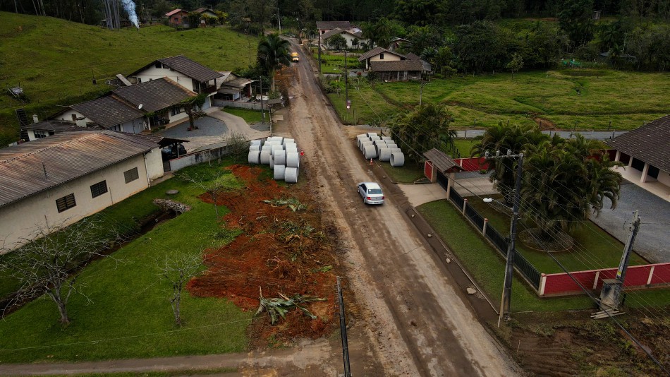 Obra na Rua Paulo Zingel evolui com os trabalhos de terraplanagem e drenagem