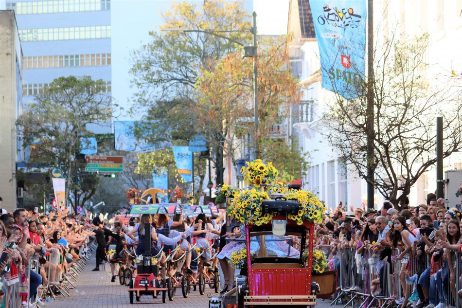 Concurso escolherá uma nova atração para desfiles da Oktoberfest