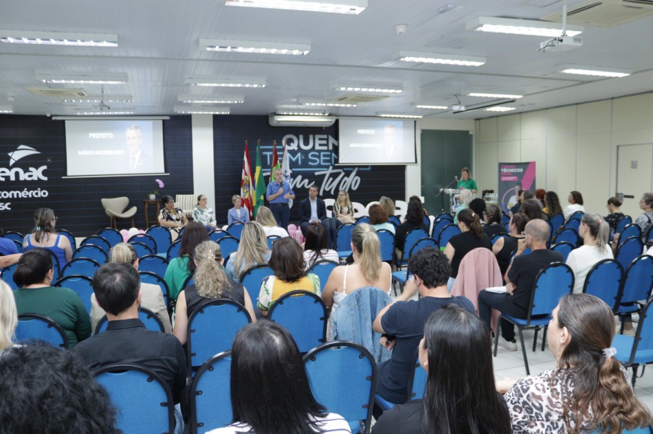 Seminário avalia resultados do primeiro ano do Programa Escola em Tempo Integral em Blumenau
