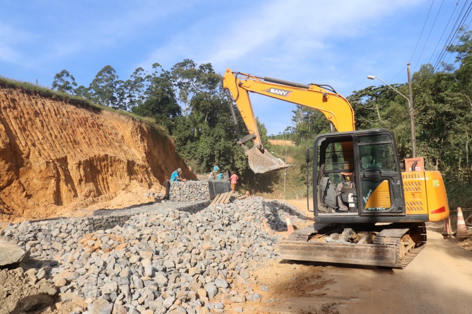 Pavimentação do trecho final da Rua José Reuter segue em evolução 