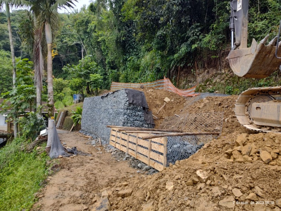 Via no Distrito do Garcia recebe obra de contenção 
