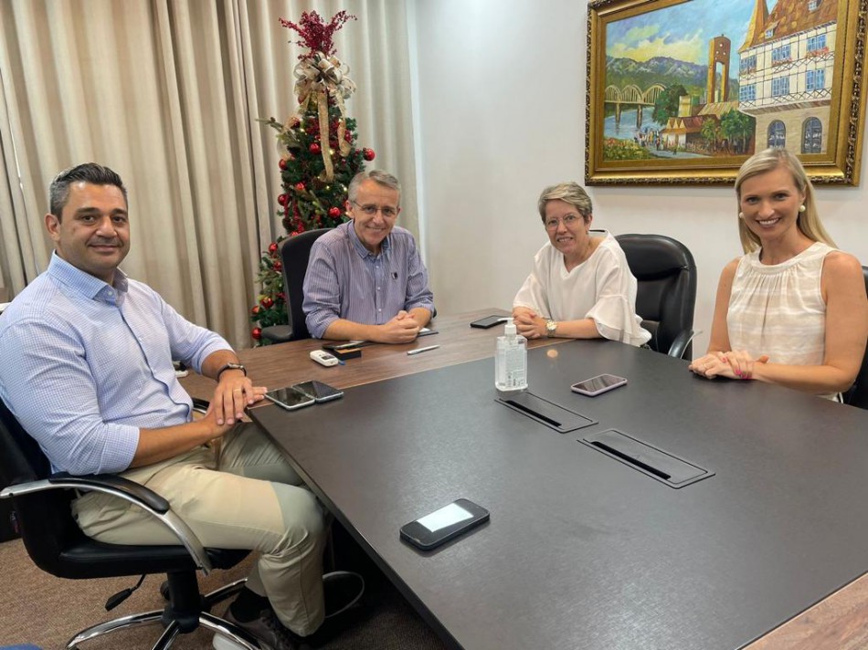 Prefeito Mário Hildebrandt formaliza mudanças no Colegiado 