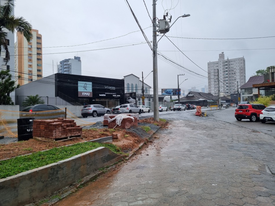 Obra da quarta faixa na Avenida Martin Luther impacta no trânsito da via marginal