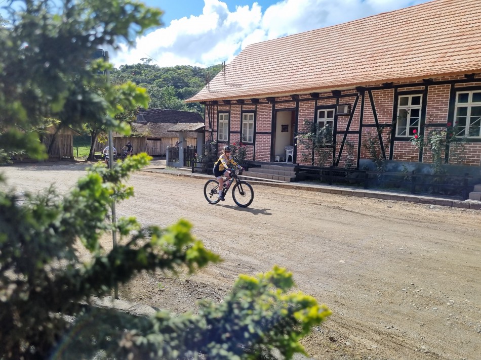Mais de 400 pessoas participam do 1º Desafio Vila Itoupava de cicloturismo