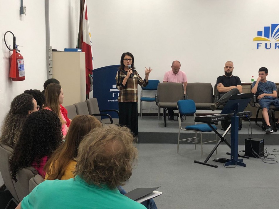 Canto coral reúne simpatizantes na Furb