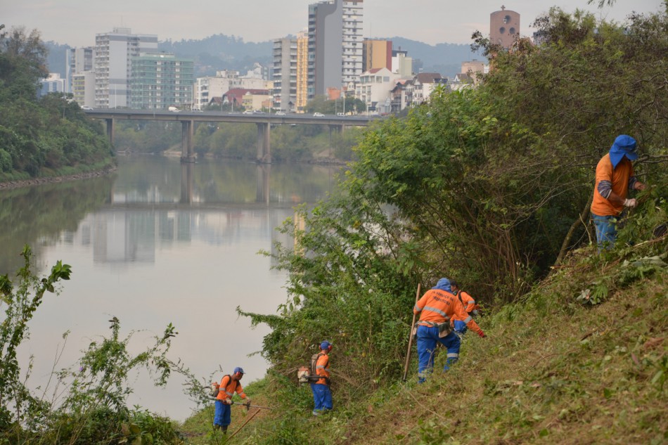 Município inicia trabalho de limpeza de talude da Avenida Beira-Rio