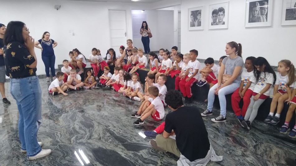 Alunos de Timbó visitam 3ª Temporada de Exposições do MAB