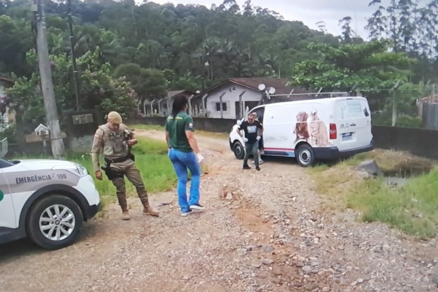 Secretaria de Meio Ambiente multa moradora por abandono de animal