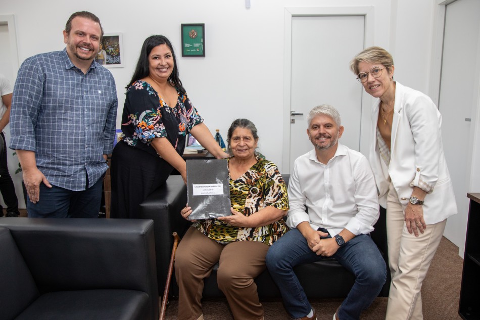 Prefeitura de Blumenau entrega termos de quitação para seis famílias