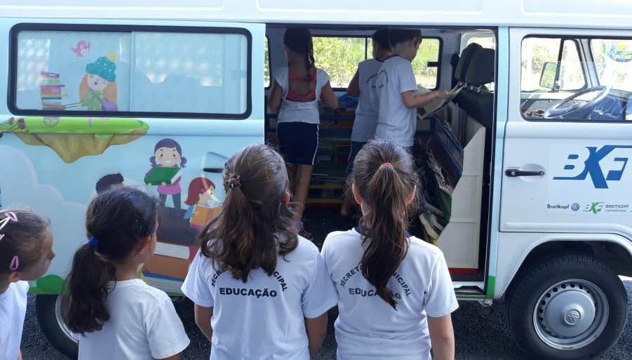 Biblioteca Ambulante volta à estrada com calendário mensal