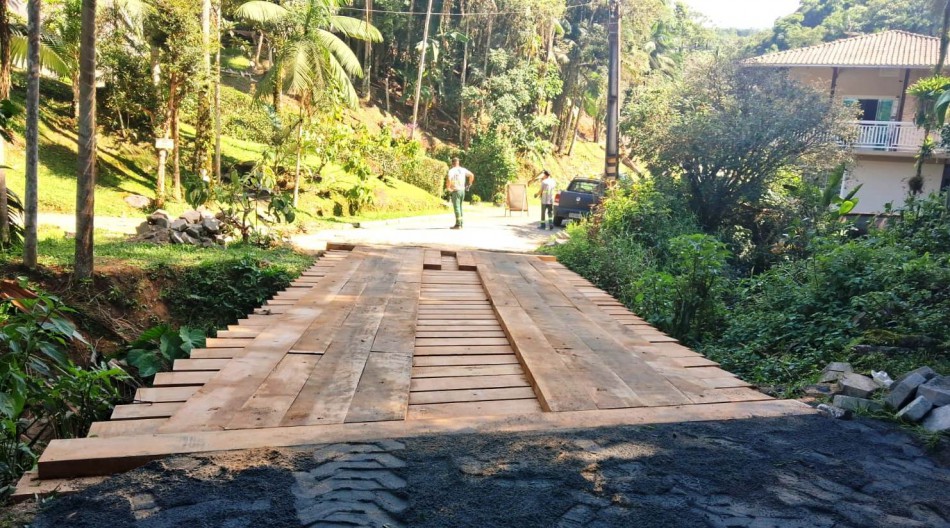 Prefeitura executa manutenção em ponte de madeira no Progresso