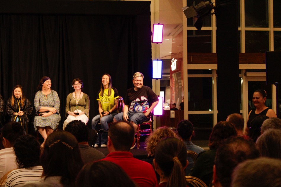 Aula de libras, teatro e atividades infantis: confira como será o Café com Libras neste sábado em Blumenau