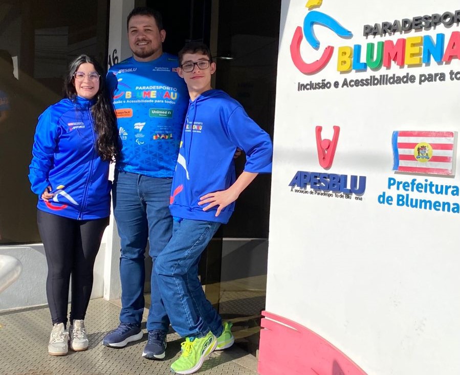 Atletas de Blumenau disputam etapa nacional do Circuito Paralímpico de Natação