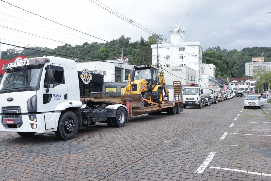 Maquinários e suporte técnico de Blumenau estão a caminho do Rio Grande do Sul 