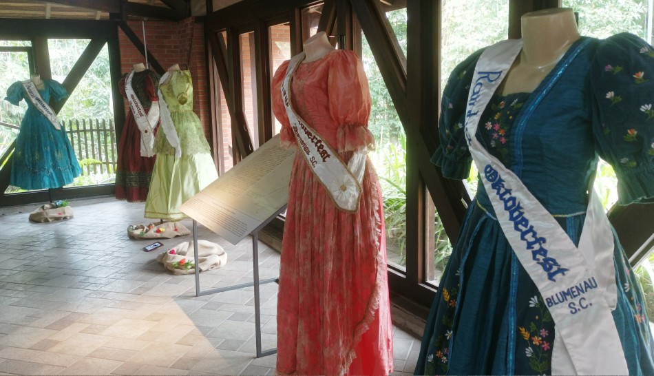 Exposição no Mausoléu Dr. Blumenau reúne trajes da realeza da Oktoberfest