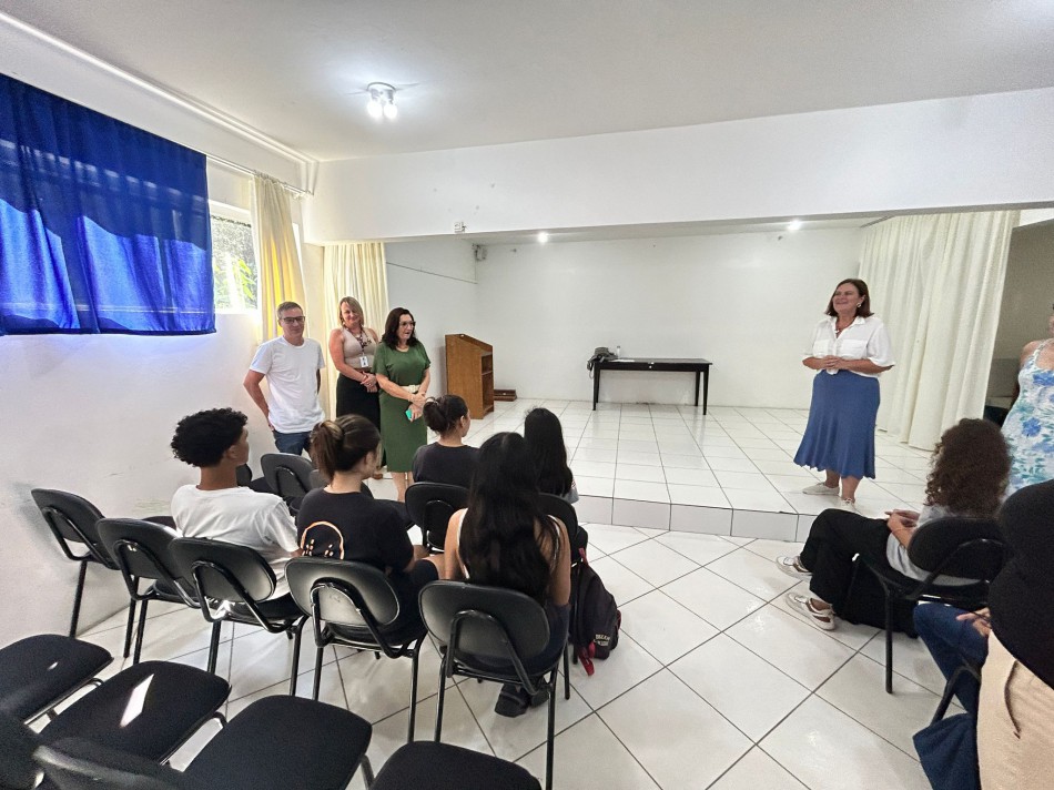 Estudantes da EBM Profª Alice Thiele participam de projeto de qualificação para o mundo do trabalho