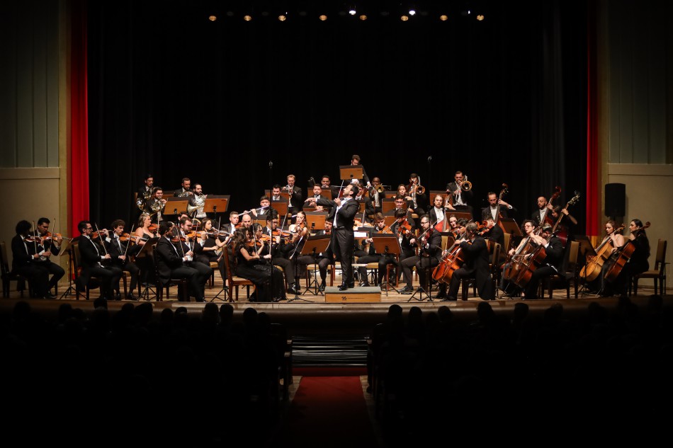 Orquestra Blumenau Filarmônica faz concerto gratuito no Teatro Carlos Gomes
