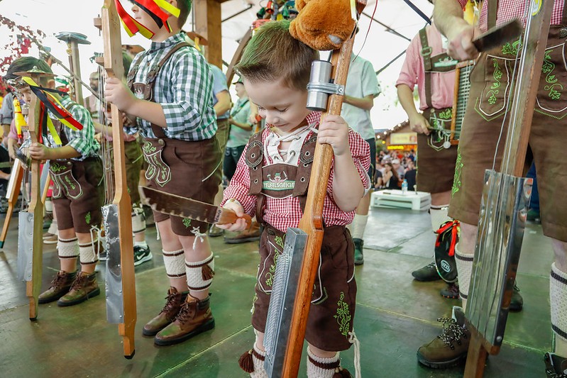 Encontro de tocadores de Teufelsgeige leva tradição e ritmo à 40ª Oktoberfest Blumenau