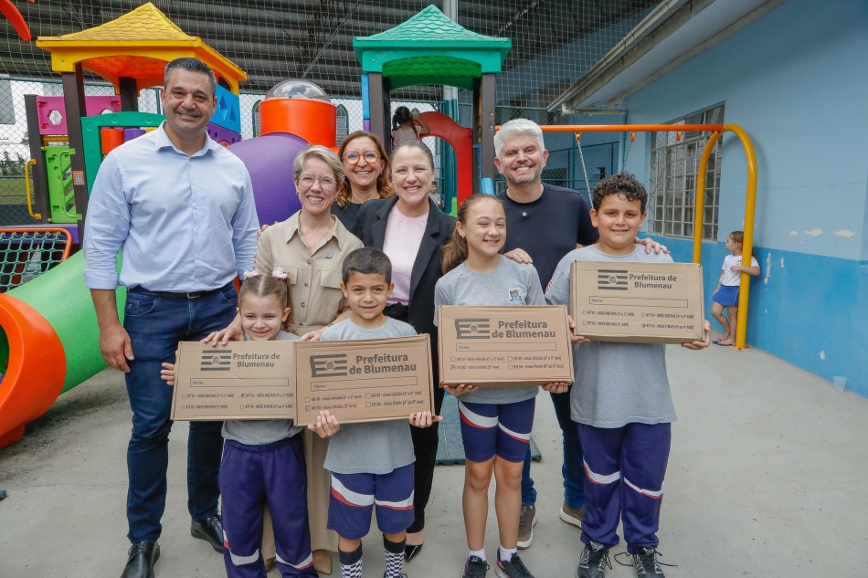 Prefeitura confirma entrega de uniforme e material escolar para 2026 e anuncia parques infantis para escolas e CEIs