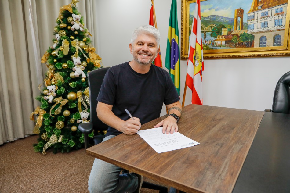 Prefeito sanciona lei que regulamenta a circulação de ciclomotores, bicicletas elétricas e autopropelidos em Blumenau