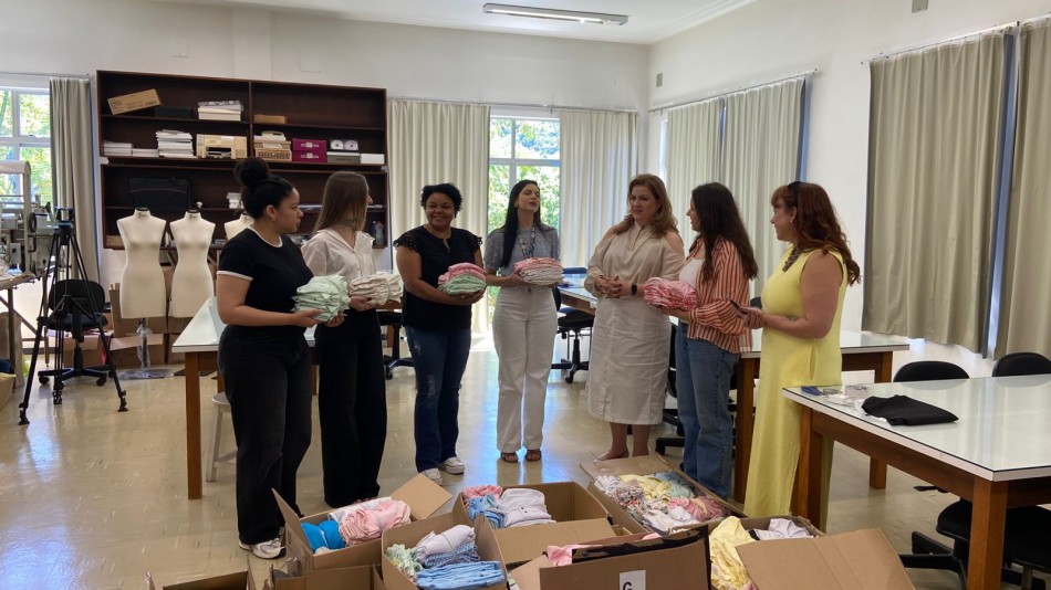 Prefeitura de Blumenau recebe doação de 3 mil peças de roupas infantis confeccionadas por alunos da Furb