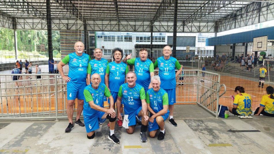 Idosos participam de torneio de vôlei adaptado em Bombinhas