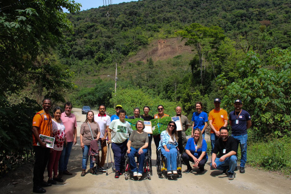 Turma de pessoas com deficiência completa capacitação na Defesa Civil com visita a área de risco