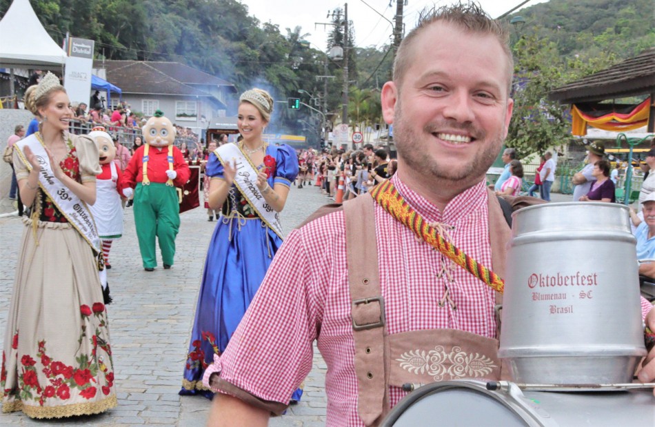 Desfile de Oktoberfest na Vila Itoupava exibe mais de 40 atrações