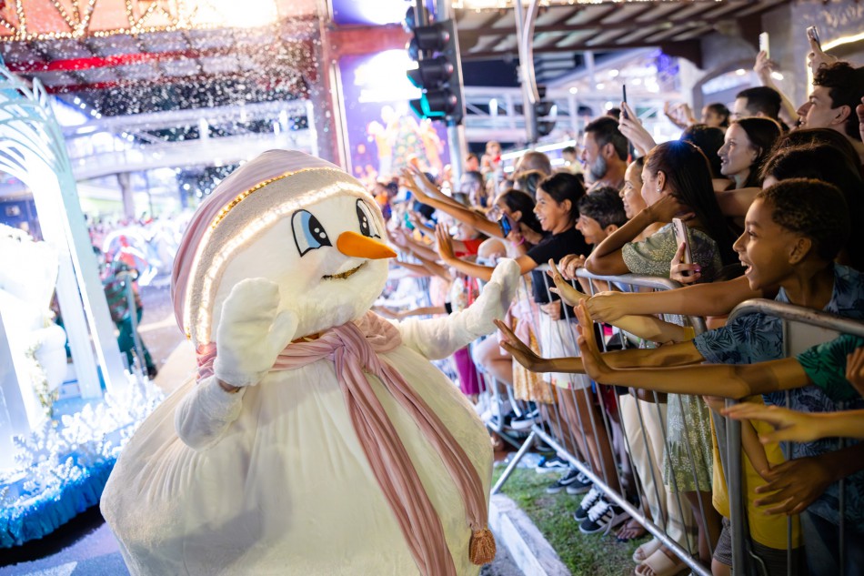 Primeiro desfile do Natal em Blumenau ocorre neste sábado na Rua Alberto Stein