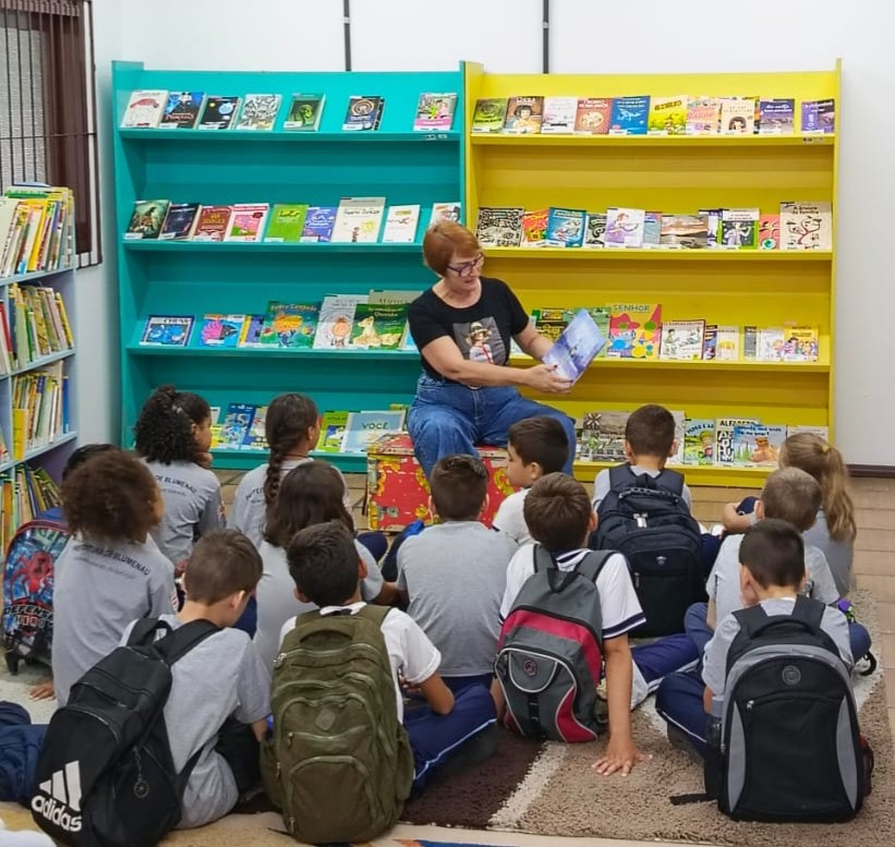 Biblioteca Fritz Müller recebe alunos para a Hora da Leitura