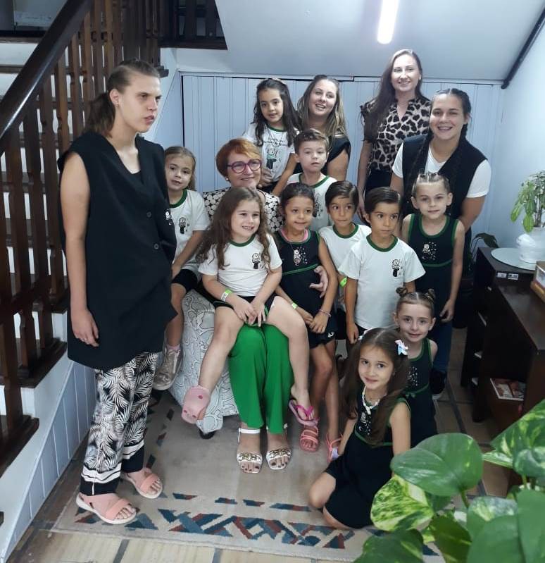 Biblioteca Dr. Fritz Müller recebe alunos para o programa Hora da Leitura