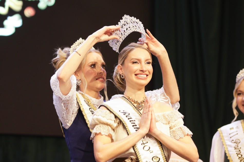 Gabrielle Cristine Kratz é eleita rainha da 40ª Oktoberfest