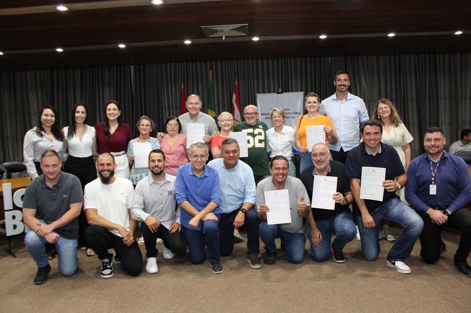 Moradores dos Loteamentos Hensel e Bertold Hieronymus Dickmann recebem a certidão de regularização fundiária