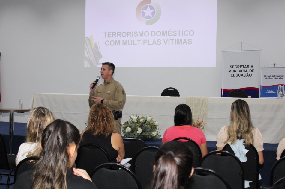 Profissionais da educação passam por formação com a Polícia Militar para prevenção de ataques em escolas e CEIs