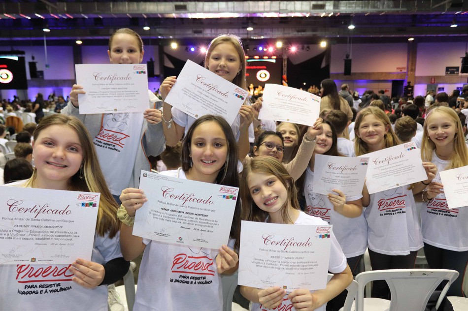Estudantes da rede pública municipal recebem certificado do Proerd