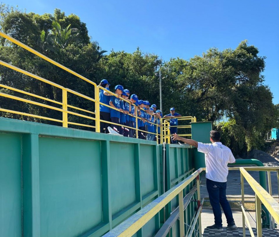 Estudantes visitam a ETA 2 e aprendem sobre a importância da água